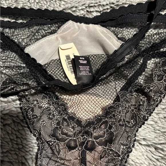 Victoria's Secret Black and Cream Lace Bra Set - Picture 6 of 7